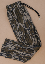 Load image into Gallery viewer, colt performance jogger || mossy oak® original bottomland®
